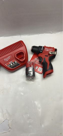 Milwaukee M12 Drill Driver with Battery and Charger