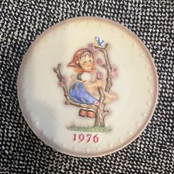 Goebel/Hummel Vintage Plate (6th Annual, 1976)