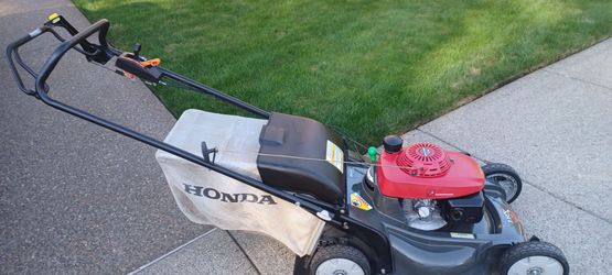 Very nice Honda hrx 217 self-propelled Rural Drive lawn mower with blade clutch