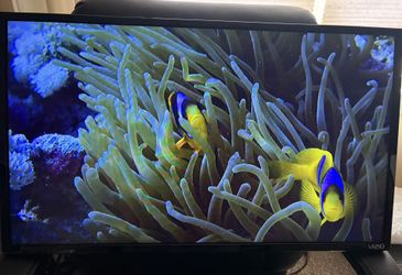 VIZIO 32” Television With Wall mount 