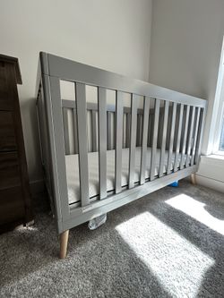 Modern Grey Delta Crib Unused/ Brand New (FREE DELIVERY)