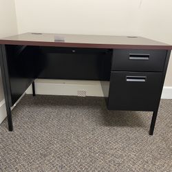 Desk (metal)