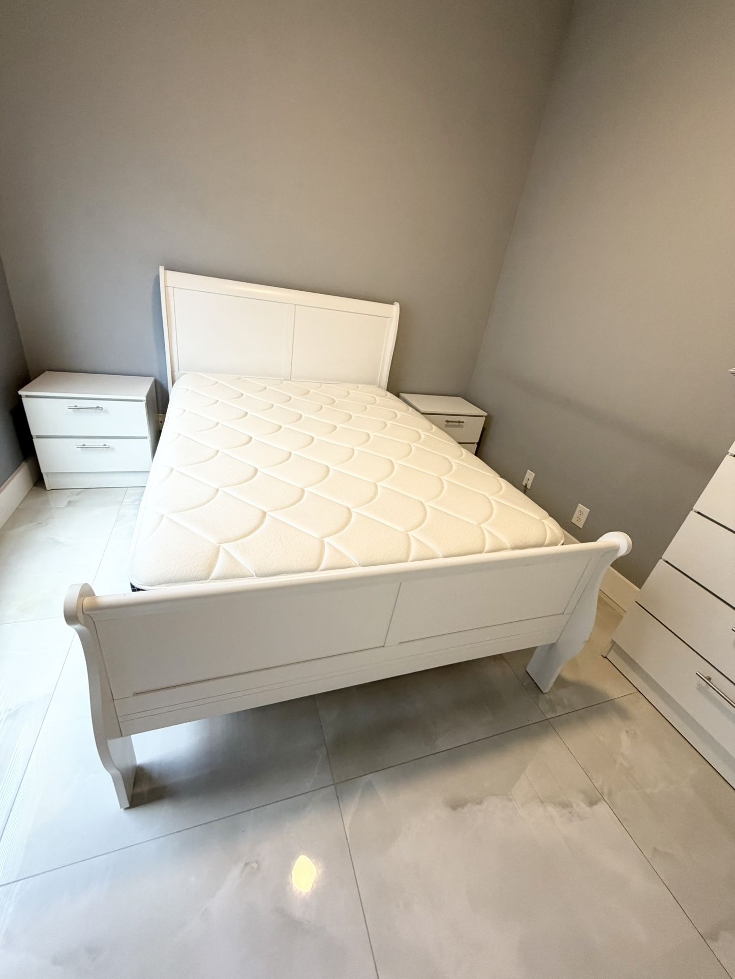 Must Go Today!! Full Bed, 2 side tables and Dresser