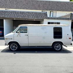 CHEVY VAN 1971,CURRENT REGESTRATION AND CLEAN TITLE, RUNS GREAT,NO SMOG NEEDED