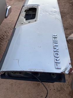 2006 Nissan frontier tailgate