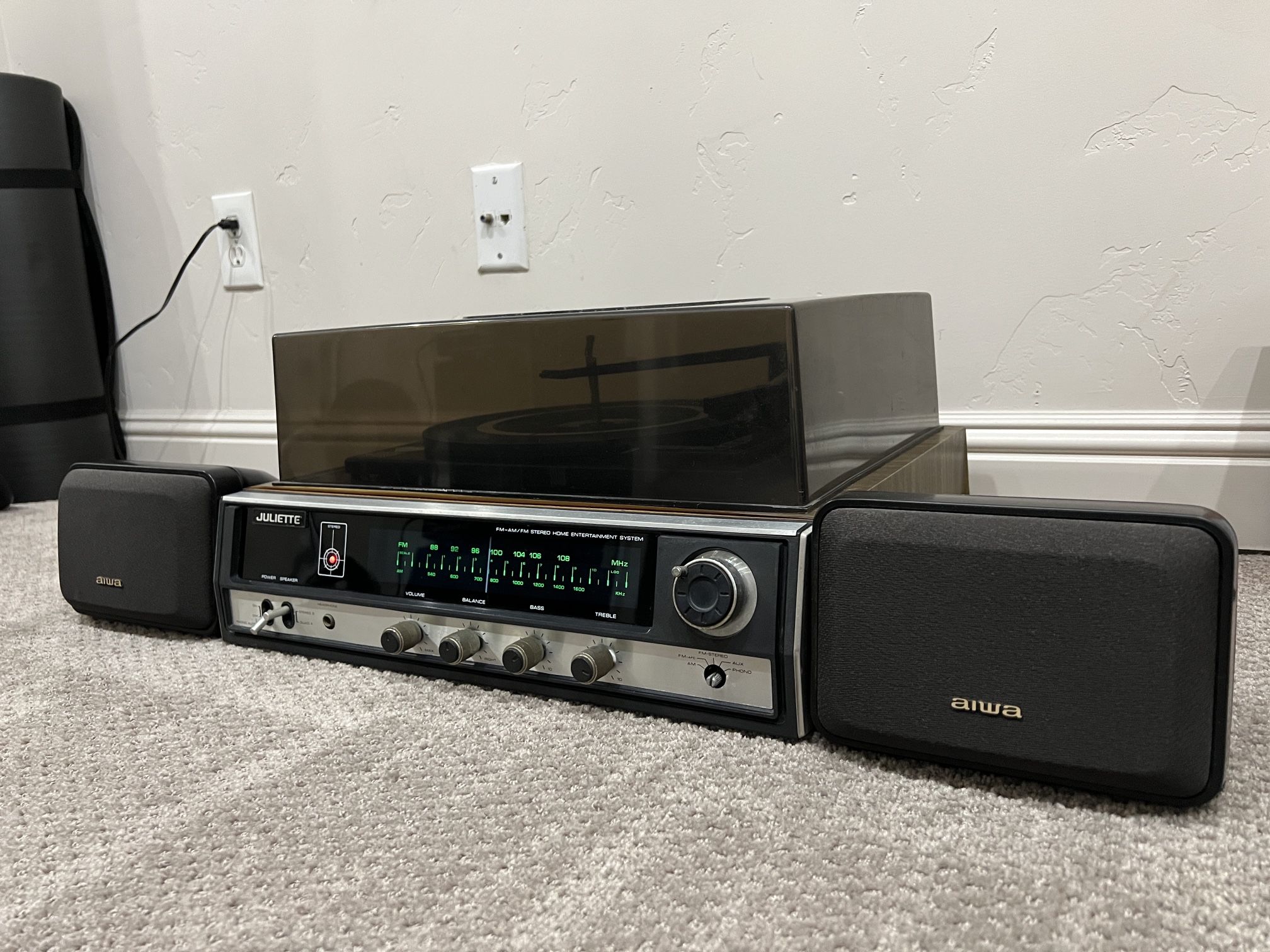 JULIETTE Record Player/Radio