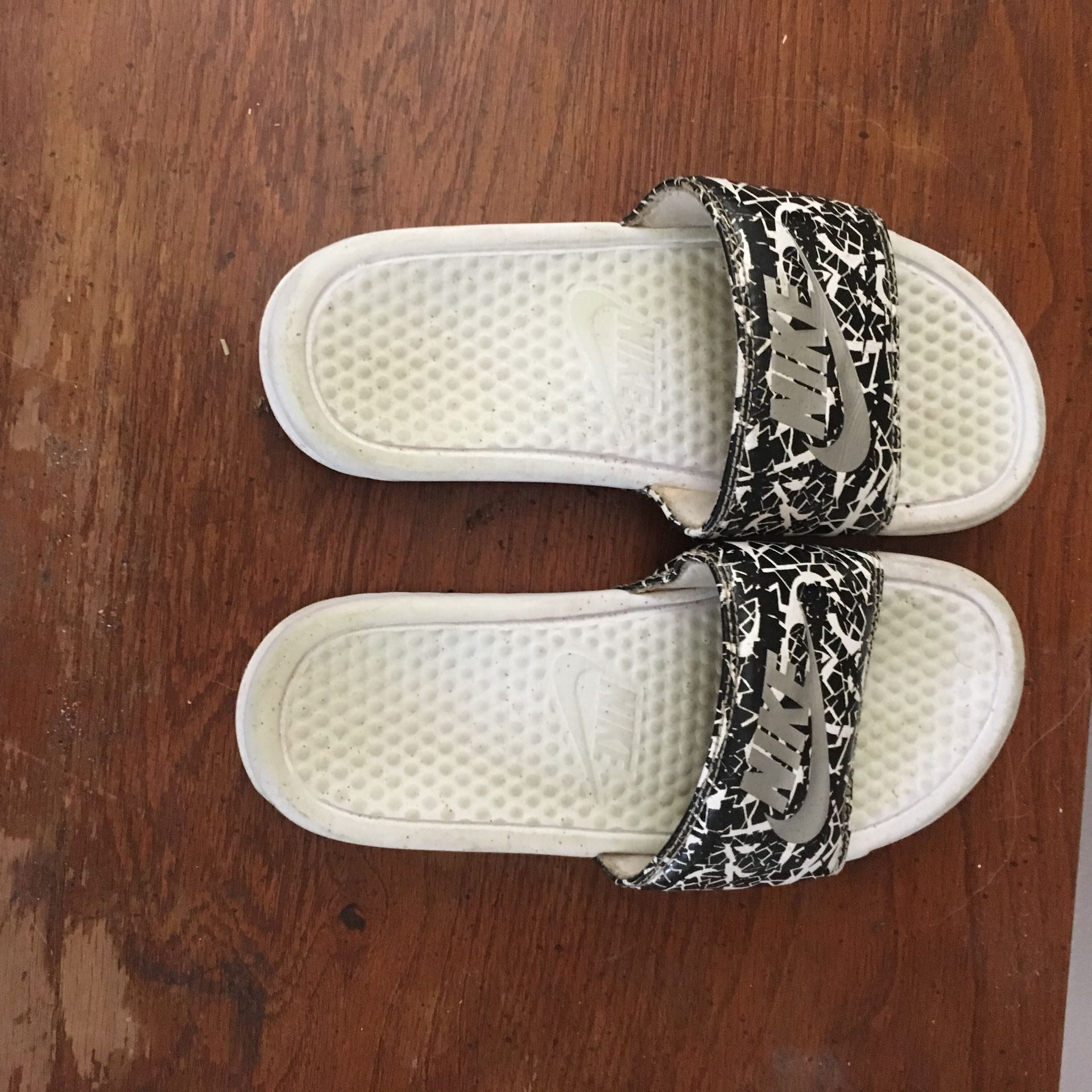 Women’s size 9 Nike slides