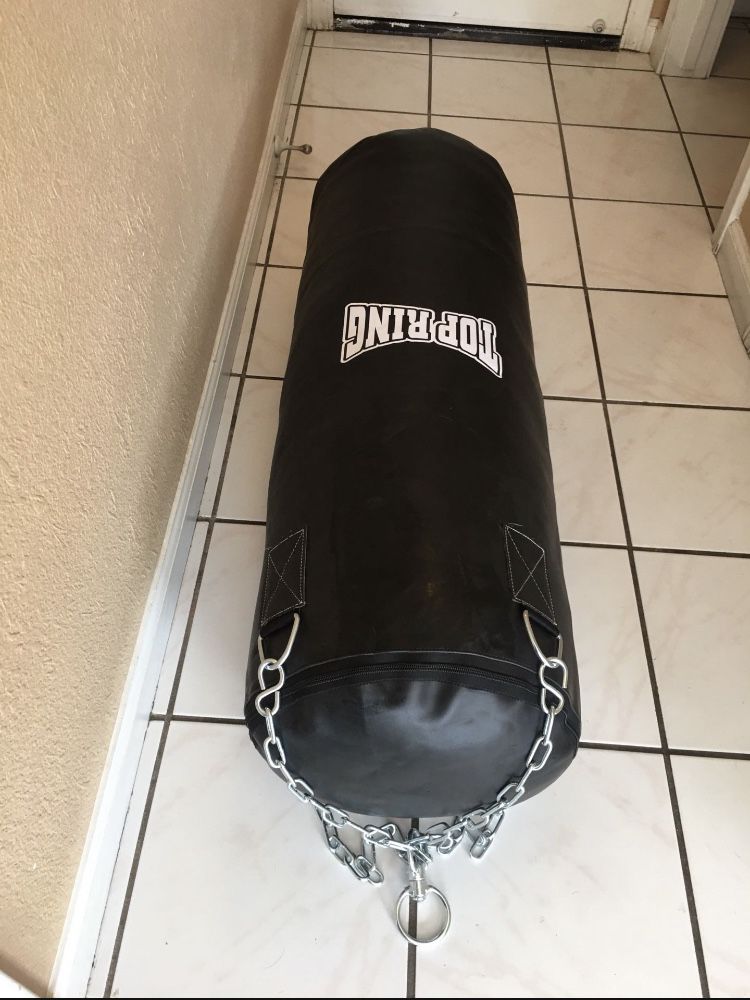 PUNCHING BAG BRAND NEW 70 POUNDS FILLED FOR BOXING 🥊 🥊🥊🥊