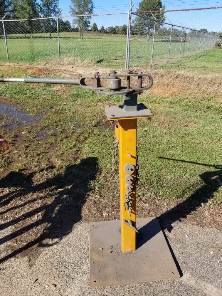 Hand metal bender