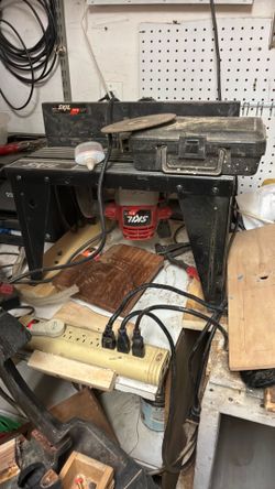 Router table with a router, a skill three-quarter horsepower router and a few bits