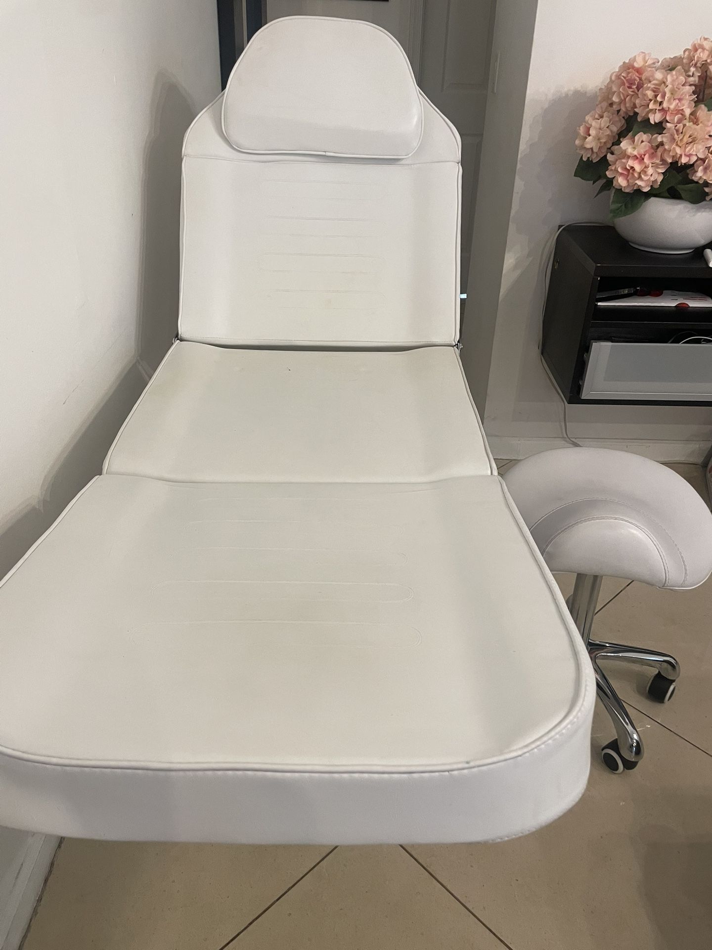White Spa Chair With Sitting Stool