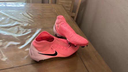 Used Nike Phantom Luna Soccer Cleats Pink men 9.5