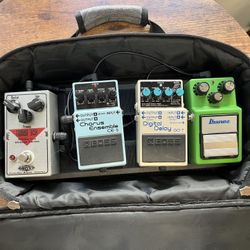 Full pedalboard (includes 4 Pedals, Rack, 1 Spot Power Supply And Gig Bag)