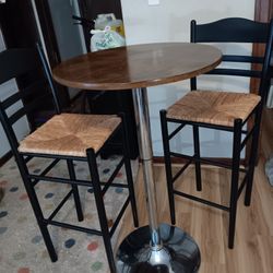 Round Table And Chairs. 
