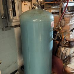 AIR COMPRESSOR TANK (no Compressor) EXCELLENT CONDITION. $300.00 OR BEST OFFER. LOCAL PICKUP ONLY.  BUYER MUST DISASSEMBLE,PICK UP AND DELIVER.