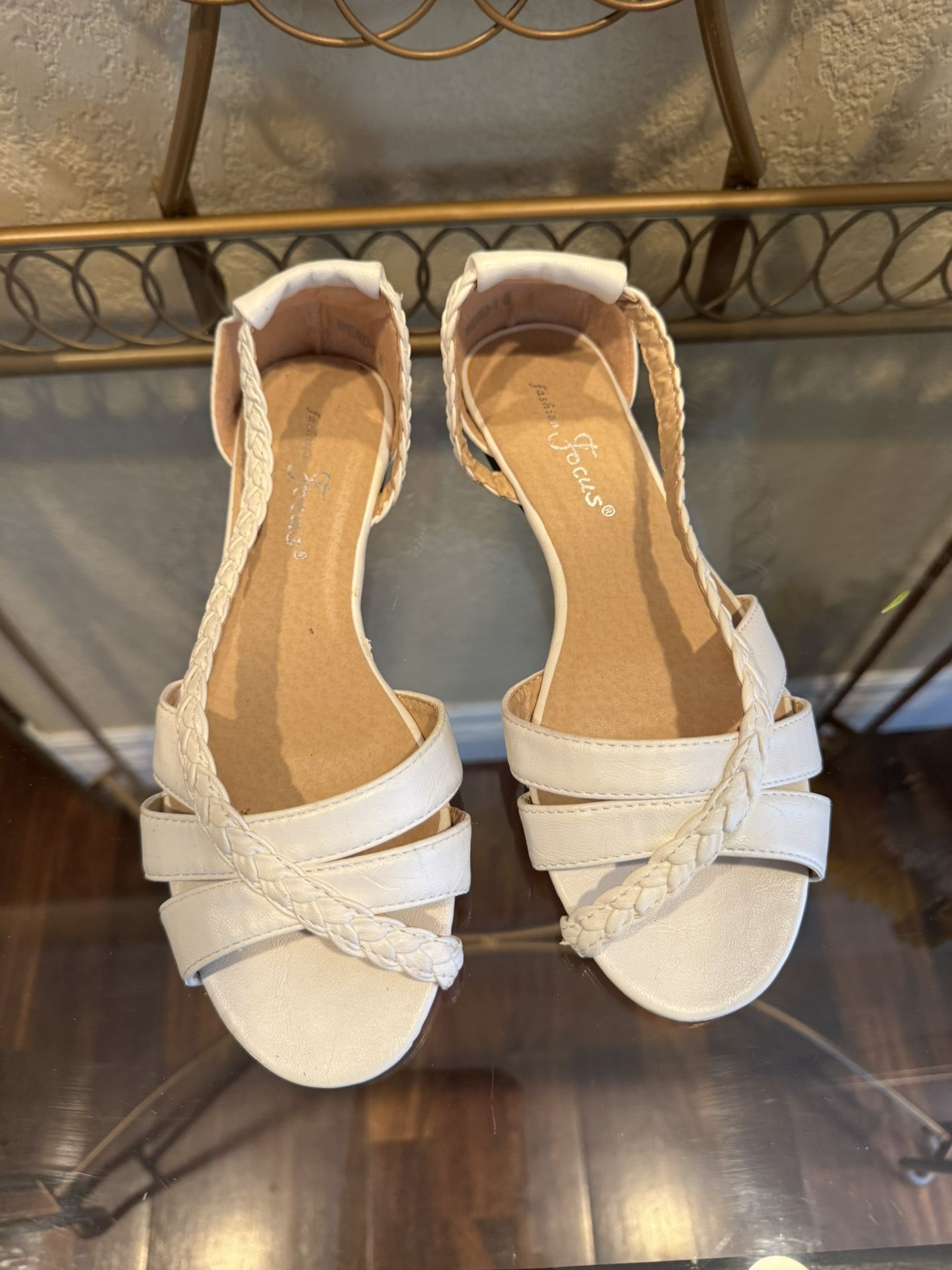 Women’s flat sandals, size 6