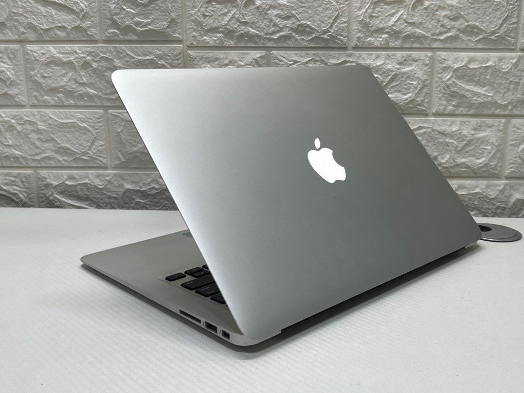 Apple MacBook Air 13” I5/8GB/256GB SSD $180