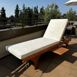 Outdoor Solid Wood Chaise Lounge Chair with Side Table & Cushion