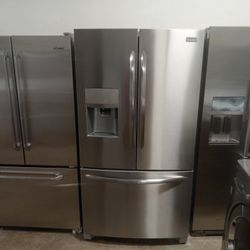 25 Cubic Foot Frigidaire Bottom Freezer Pull Out This Refrigerator Is Beautiful Comes With Free Delivery Vancouver Area