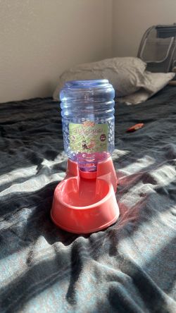 Gravity water feeder