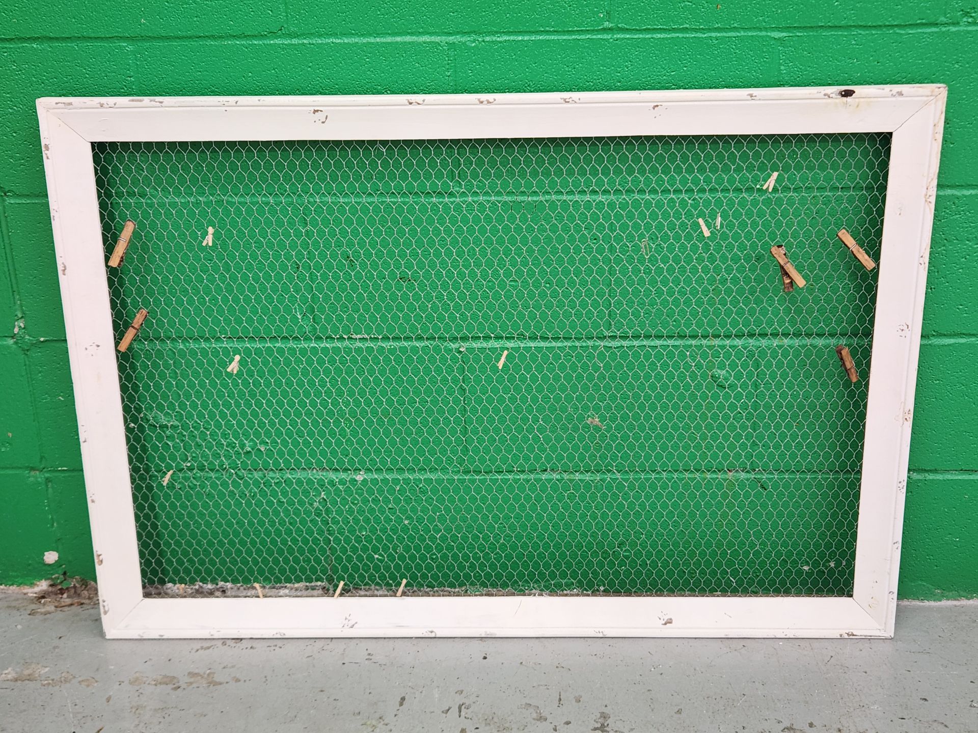 Rustic Cottagecore Wall-Mounted Chippy White Photo Frame / Memo Board - Chicken Wire