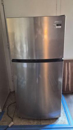 Frigidaire 13.9-cu ft Standard-Depth 28.0-inch Wide Top-Freezer Refrigerator (Brushed Steel)