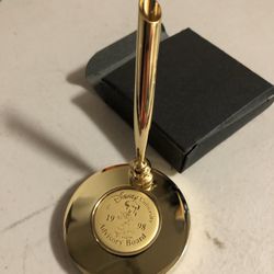 Disney: The Walt Disney University 1998 Advisory Board Gold Trophy Paper Weight & Pen Stand NEW 