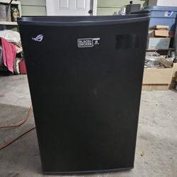 Black and Decker mini fridge with small freezer