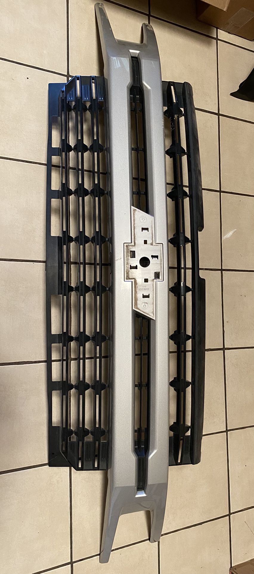 2020-2023 CHEVROLET SILVERADO 1500 GRILLE OEM FRONT BUMPER GRILLE Used