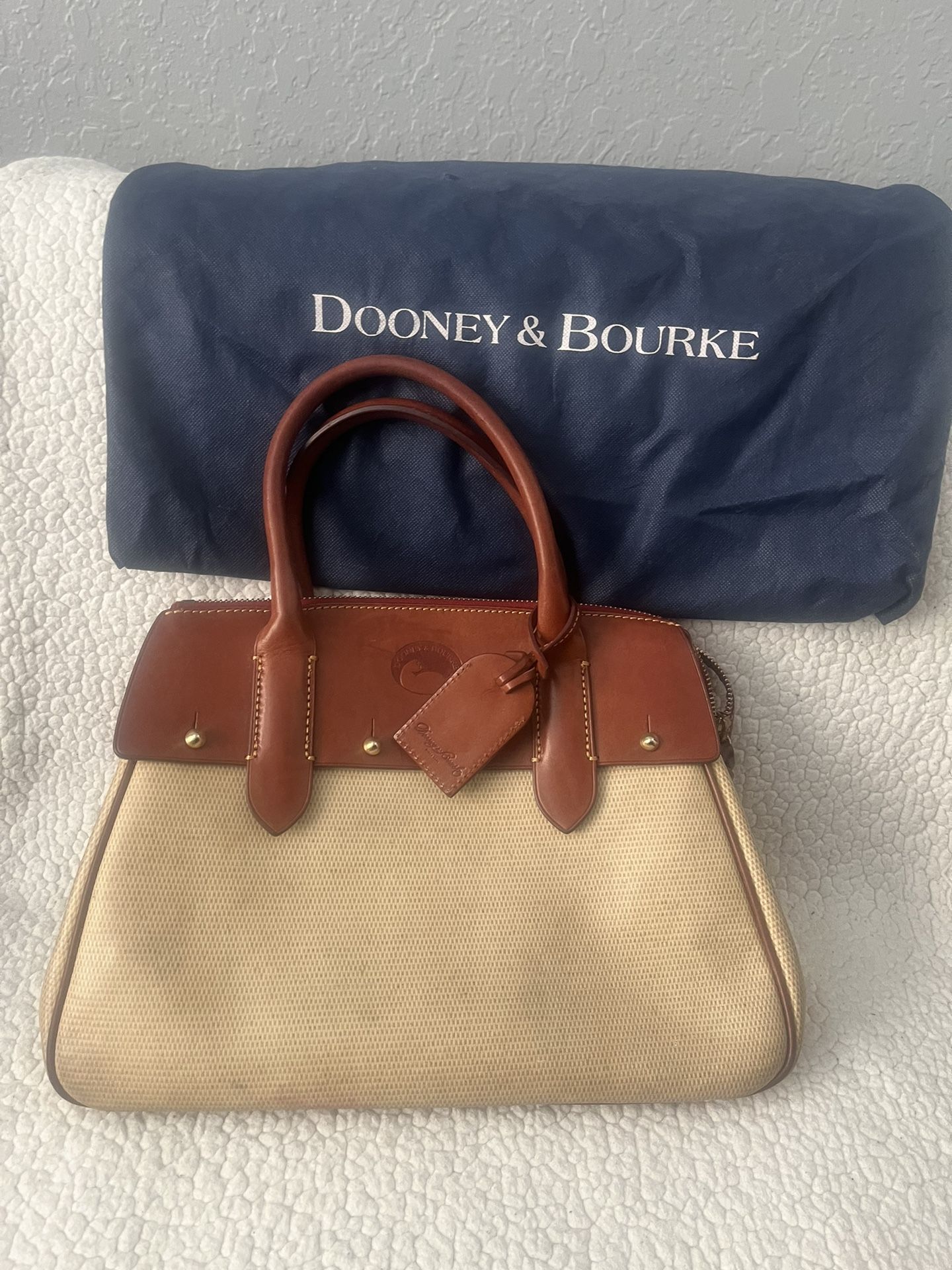Dooney & Bourke Handbag – Authentic, Great Condition