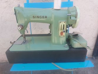 VINTAGE SINGER SEWING MACHINE FROM 1950 ALL METAL  LIKE NEW NO SCRATCHES  WITH ORIGINAL ACESORIES $220