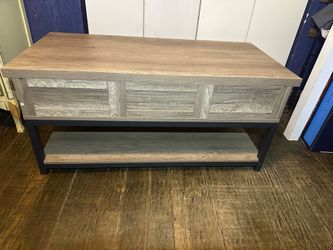 Lift-Top Coffee Table with Hidden Storage – Excellent Condition