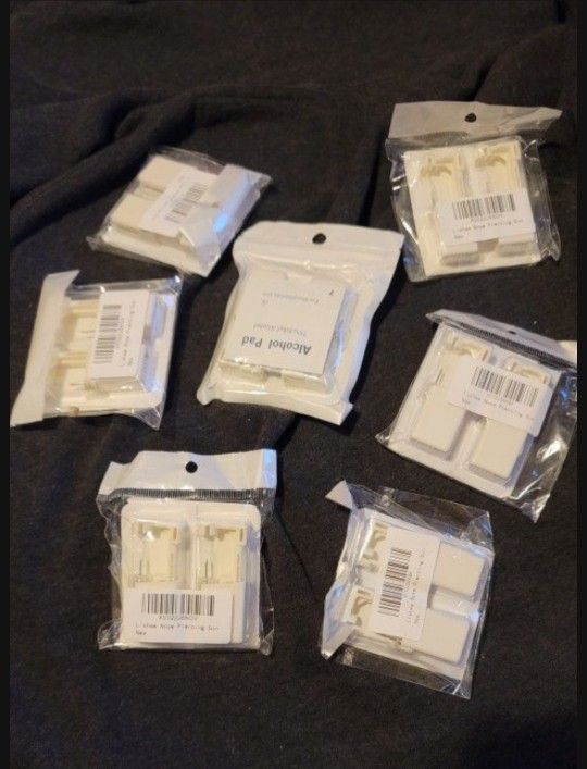 Ear/nose preloaded disposable Piercing kit