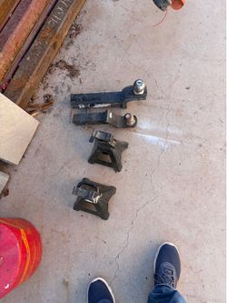 Two jacks and two trailer hitch