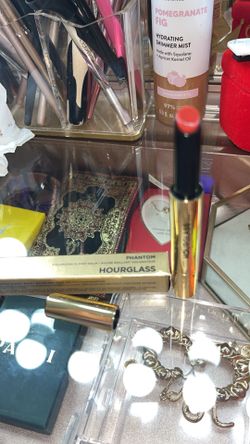 Hour glass volumizing Lip Gloss 