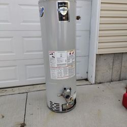 Hot Water Heater 40 Gallon Works Great 8 Years Old. FREE