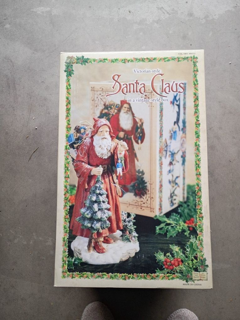 Santa Statue In Custom Designed Box Measures 20 By 13 New In Box 10.00