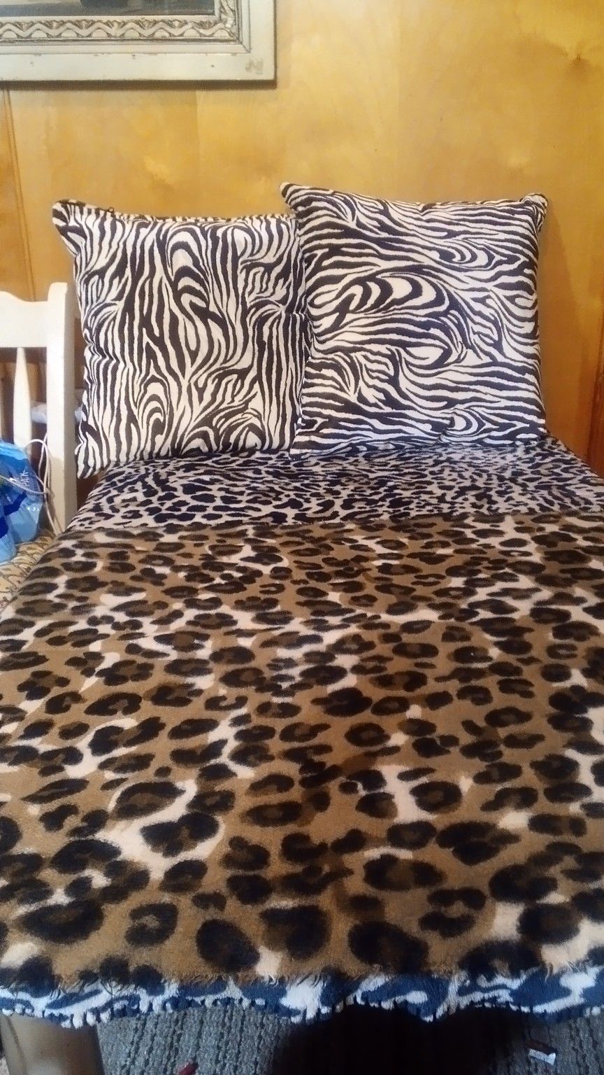 Leopard Pillow s And Two Blankets