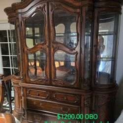 Beautiful Hutch, Table & 6 Chairs