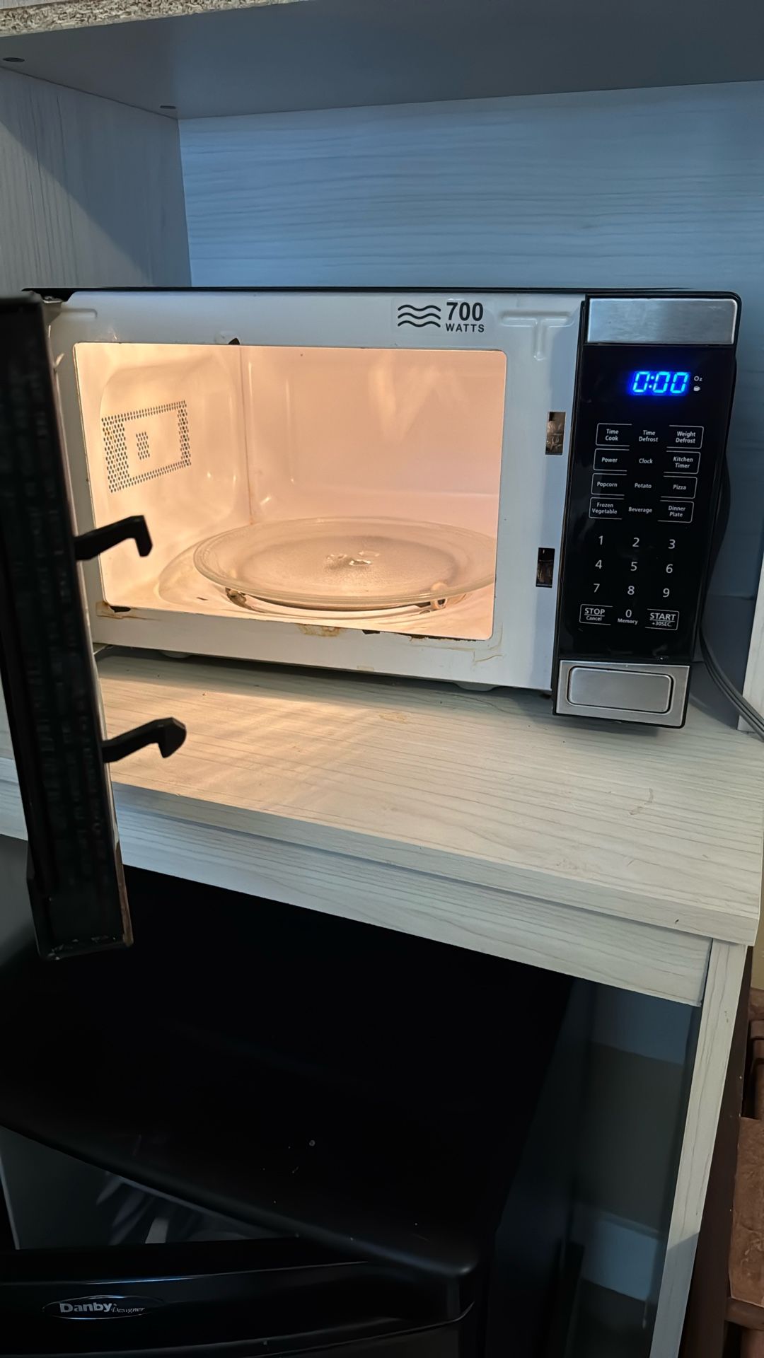 Microwave small700 Watts Black