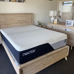 Queen Bedroom Set In Natural Wood Finish