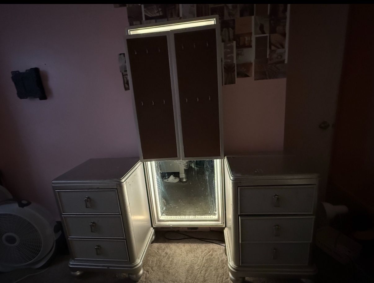 Diva II Platinum 6-Drawer Vanity Set (NO Chair or Glass Tabletop)