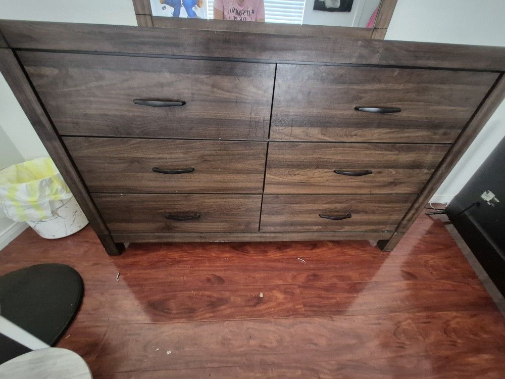 Like New 6 Drawers Dresser With Mirror