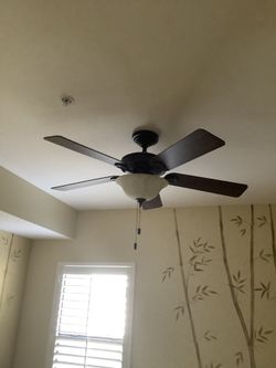 HUNTER 52” BROWN CEILING FAN WITH FROSTED GLASS LIGHT