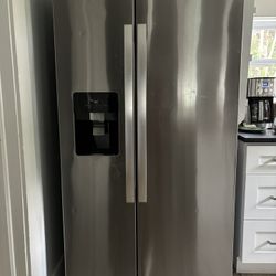 Stainless Steel Refrigerator With Icemaker And Water Dispenser