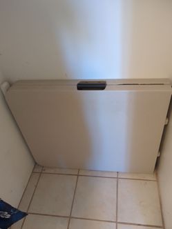 Folding table
