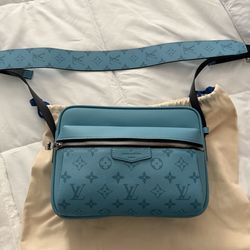 LV MESSENGER BAG NEW