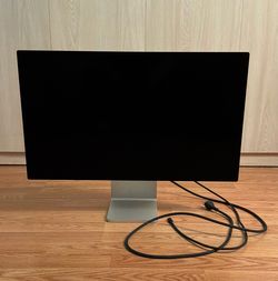 Apple Studio Display - Standard glass - Tilt- and height-adjustable stand  - like new - fully functional - no scratches - no dents