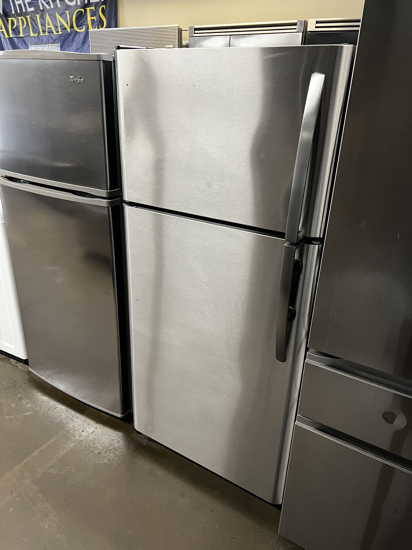 FRIGIDAIRE STAINLESS STEEL TOP FREEZER REFRIGERATOR APARTMENT SIZE 