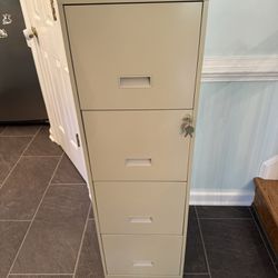 4 Drawer metal file cabinet - with keys 